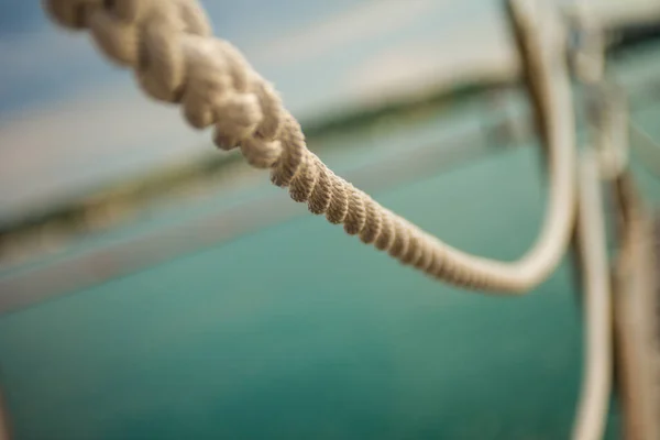Close Hanging Rope Marina – stockfoto
