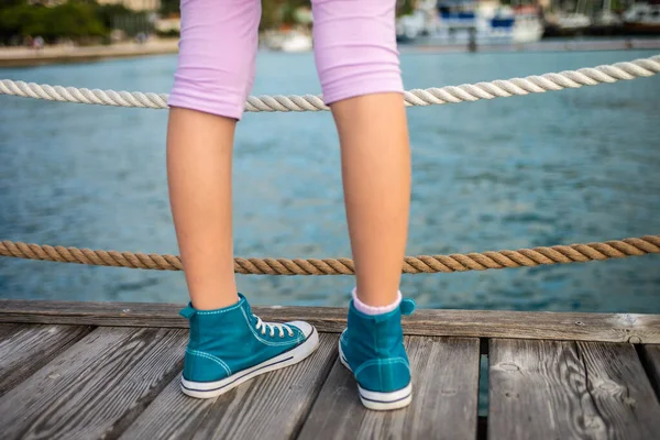 Close Little Girls Legs Next Ocean — Stock Photo, Image