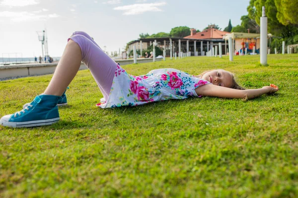 School Girl Lies Grass Relaxes Sun — kuvapankkivalokuva
