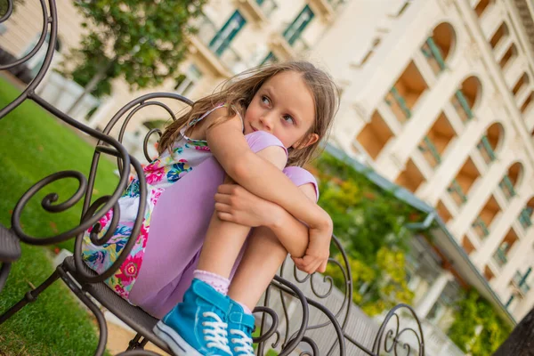 Upset Little Girl Sitting Outdoor Bench tekijänoikeusvapaita valokuvia kuvapankista