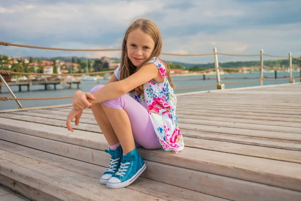 Little Girl Sitting Pier Summer Holidays stockfoto