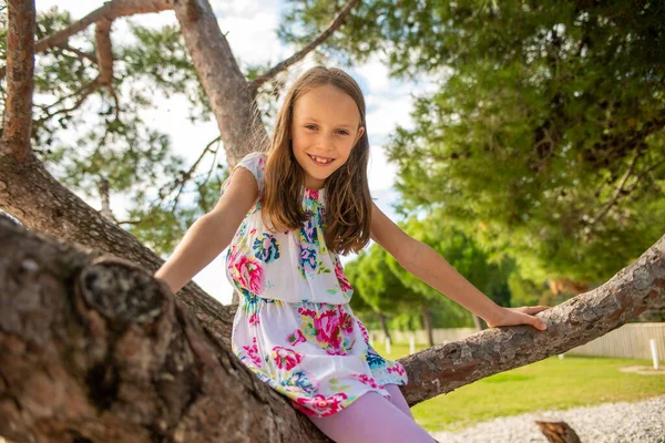 School Girl Sitting Tree Posing Sunny Day — kuvapankkivalokuva