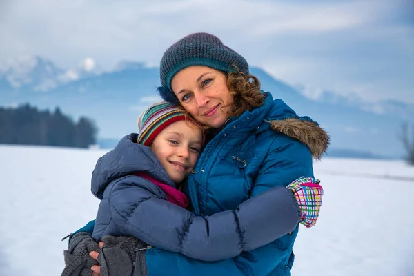 Mutter Und Tochter Winterurlaub — Stockfoto