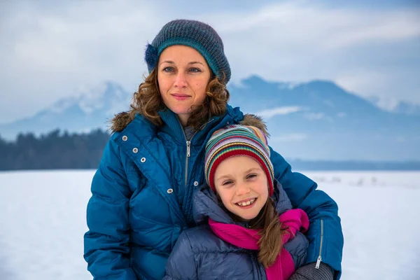 Anne ve kızı kışın hatıralar yaratıyor.