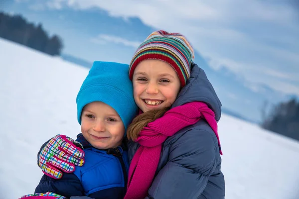 Mädchen Umarmt Ihren Kleinen Bruder Schnee — Stockfoto