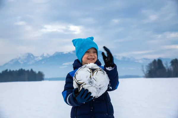Little Boy Playing Soccer Snow – stockfoto