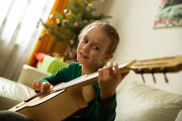 Счастливая Девочка Играет Песню Гитаре — стоковое фото