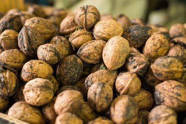 Yerel markette ceviz yakın.