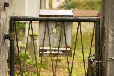 Terk edilmiş evdeki eski posta kutusunu kapat.