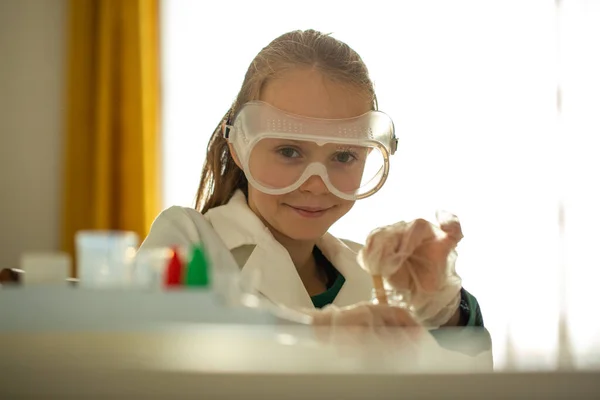 Young Girl Doing Science Homework — kuvapankkivalokuva