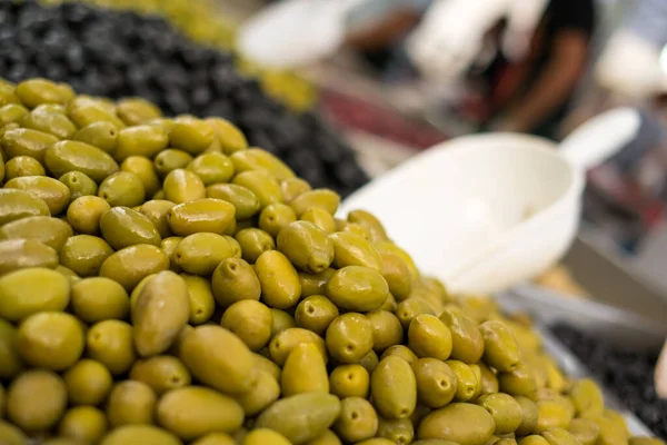 Close Black Green Olives Market — kuvapankkivalokuva