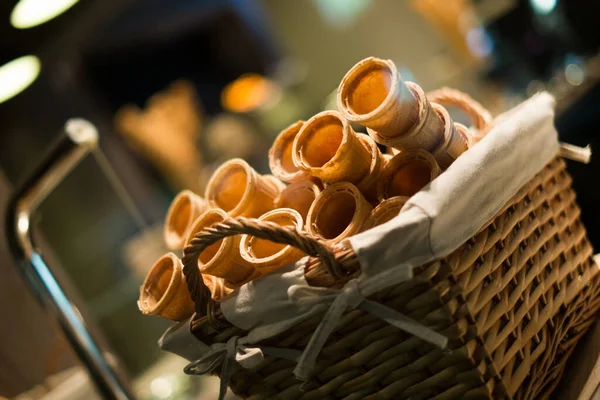 Close Ice Cream Cones Whicker Basket — kuvapankkivalokuva