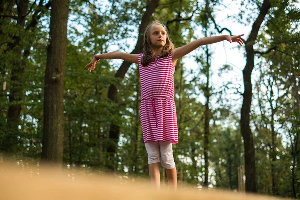 Mädchen Führt Tanzprogramm Für Eltern Wald Auf — Stockfoto