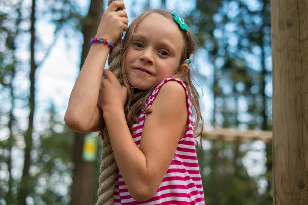 Happy Girl Climbing Rope Forest Park — kuvapankkivalokuva