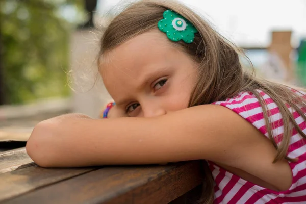 Upset School Girl Leaning Table Thinking – stockfoto