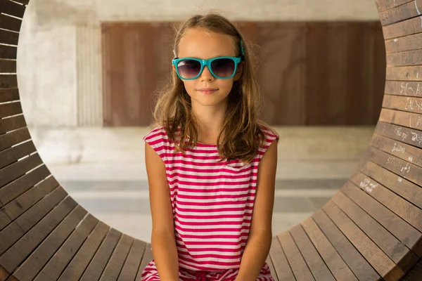 Girl Sitting Posing Photo Summer Vacations – stockfoto