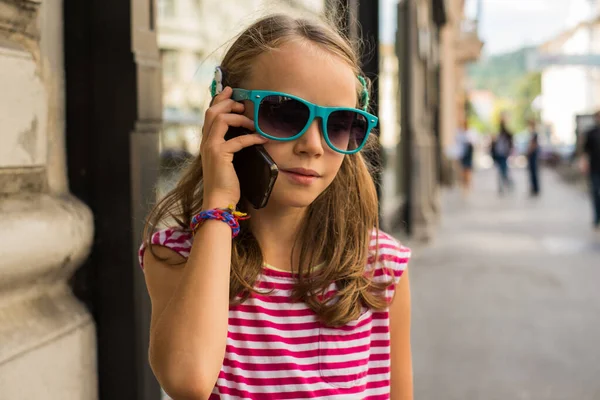 Little Girl Having Conversation Smartphone Mother — kuvapankkivalokuva