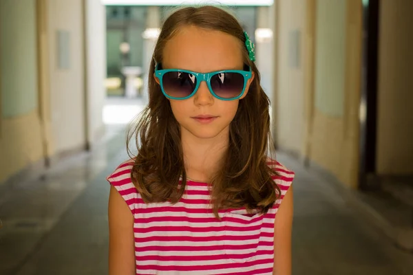 Portrait Shot Little Girl Wearing Her Bright Colored Sunglasses – stockfoto