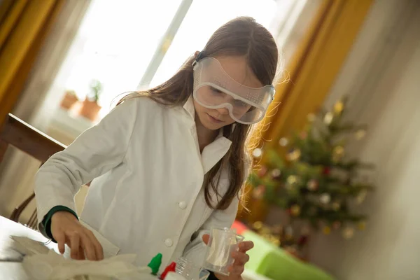 Little Girl Doing Her Science Homework stockbilde