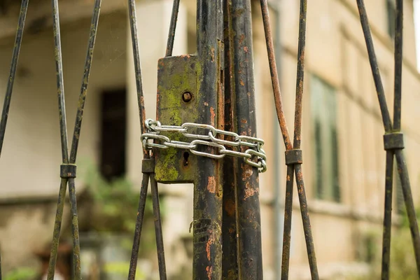 Close Rust Gate Locked Chain kuvapankkikuva