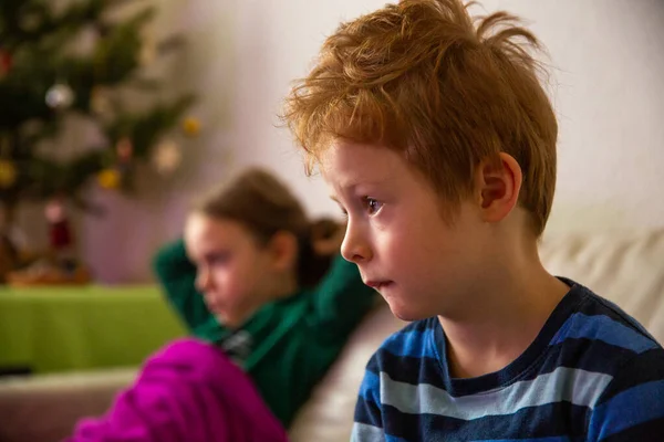 Brother Sister Watching Television Together — kuvapankkivalokuva