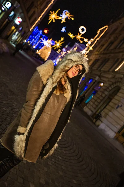 Mulher Sorrindo Posando Durante Caminhada Cidade — Fotografia de Stock
