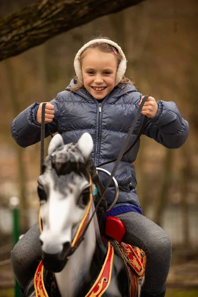 Pequeña Montada Caballo Por Primera Vez —  Fotos de Stock