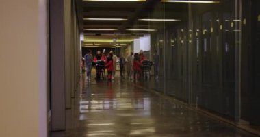 4K Paramediklerin bilinçsiz adamı aceleyle hastaneye götürmesi.