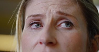 4K Yavaş Mo Close Orta Çağ Kadını Yırtılıyor