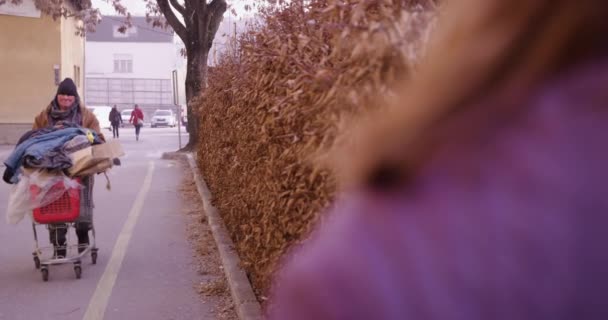 4K Slow Mo Of Man Pushing Old Shopping Cart γεμάτο ρούχα — Αρχείο Βίντεο