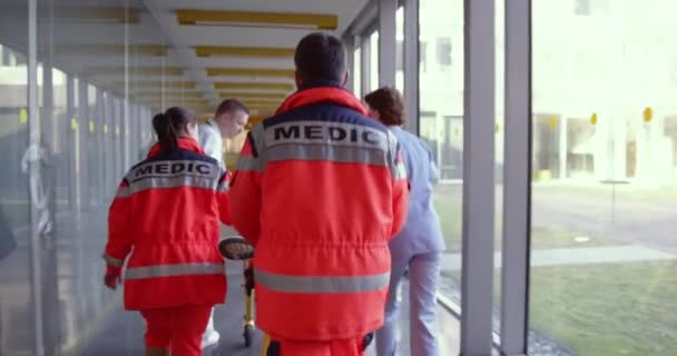 4K Of Paramedics And Nurses Rushing Someone To Hospital On Gurney — стокове відео