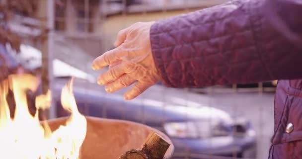 4K lento Mo de feminino aquecendo as mãos pelo fogo — Vídeo de Stock