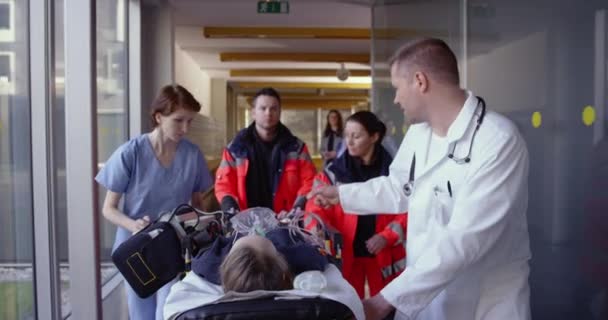 4K Pomalý Mo of Paramedics spěchající zraněné holčička do nemocnice — Stock video