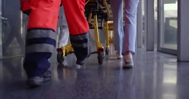 4K Slow Mo Close Of Nurses Legs Pushing Hospital Gurney — стокове відео