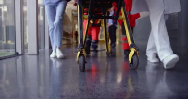 4K Lassú Mo Közelkép az orvosokról és a mentősökről Pushing Hospital Gurney — Stock videók