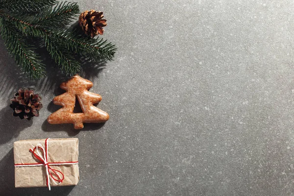 Biscoitos de gengibre de Natal na forma de uma árvore de Natal e presentes artesanais em um fundo de pedra, espaço de cópia . — Fotografia de Stock