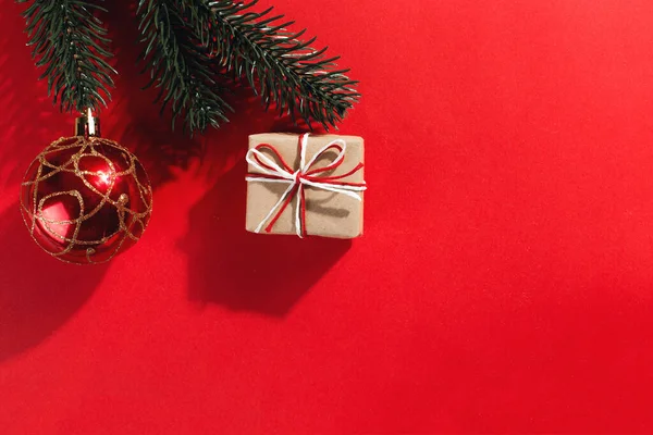 Biscoitos de gengibre de Natal na forma de uma árvore de Natal e presentes artesanais em um fundo vermelho, espaço de cópia . — Fotografia de Stock