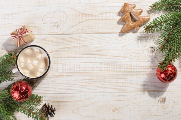 Bebida caliente de Navidad con malvaviscos en una taza de hierro y galletas de jengibre, sobre una mesa blanca. Año Nuevo, fondo de vacaciones, espacio de copia de la tarjeta de felicitación . — Foto de Stock