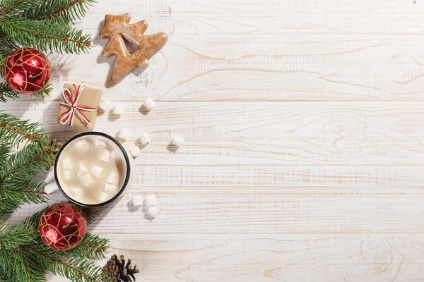 Hot Christmas drink with marshmallows in an iron mug and gingerbread cookies, on a white table. New Year, holiday background, greeting card copy space. — 스톡 사진