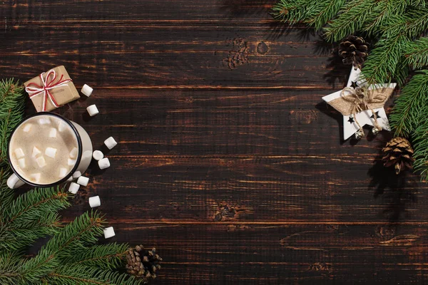 Bebida caliente de Navidad con malvaviscos en jarra de hierro y galletas de jengibre, sobre una mesa de madera. Año Nuevo, fondo de vacaciones, espacio de copia de la tarjeta de felicitación . — Foto de Stock