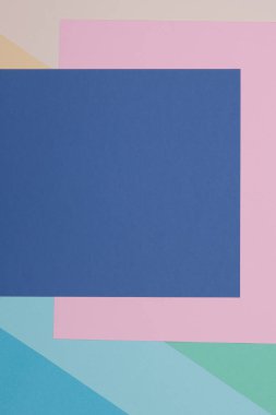Mavi, yeşil, sarı ve pembe arkaplan, renkli kağıt geometrik olarak bölgelere bölünür, çerçeve, boşluk kopyala.