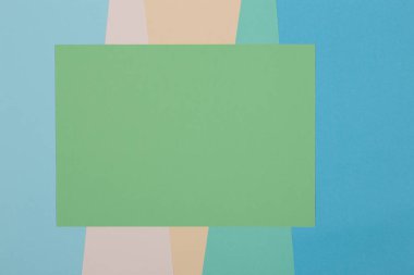 Mavi, yeşil, sarı arkaplan, renkli kağıt geometrik olarak bölgelere bölünür, çerçeve, boşluk kopyala.