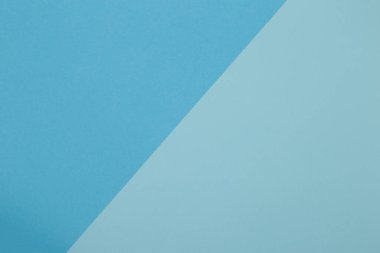 Mavi arkaplan, renkli kağıt geometrik olarak bölgelere bölünür, çerçeve, boşluk kopyala.