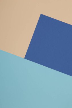 Mavi ve sarı arkaplan, renkli kağıt geometrik olarak bölgelere bölünür, çerçeve, boşluk kopyala.