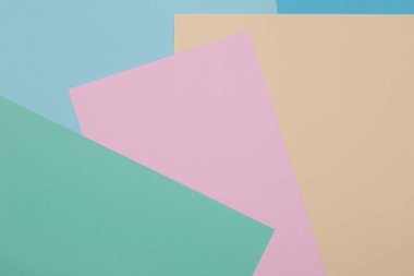 Mavi, yeşil, sarı ve pembe arkaplan, renkli kağıt geometrik olarak bölgelere bölünür, çerçeve, boşluk kopyala.