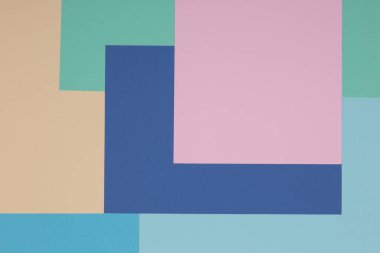 Mavi, yeşil, sarı ve pembe arkaplan, renkli kağıt geometrik olarak bölgelere bölünür, çerçeve, boşluk kopyala.