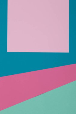 Mavi, yeşil ve pembe arkaplan, renkli kağıt geometrik olarak bölgelere bölünür, çerçeve, boşluk kopyala.