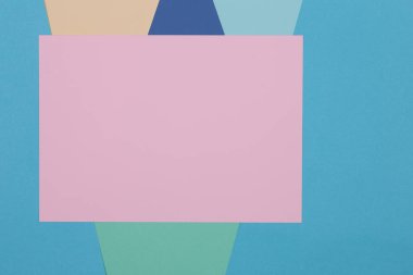 Mavi, yeşil ve pembe arkaplan, renkli kağıt geometrik olarak bölgelere bölünür, çerçeve, boşluk kopyala.