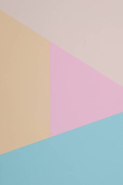 Mavi, sarı ve pembe arkaplan, renkli kağıt geometrik olarak bölgelere bölünür, çerçeve, boşluk kopyala.