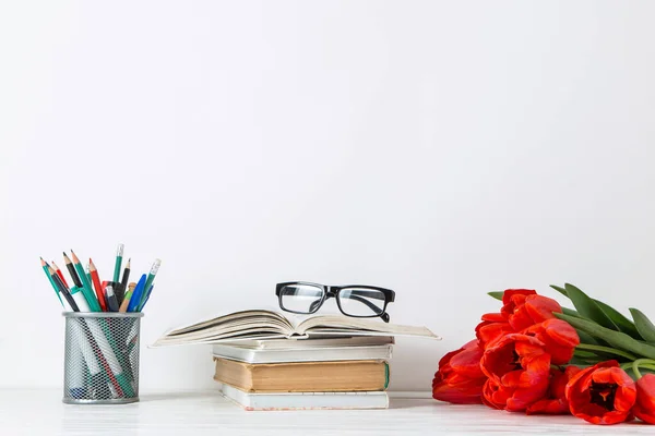 Boeken Rode Tulpen Schoolbenodigdheden Een Witte Achtergrond Het Concept Van — Stockfoto